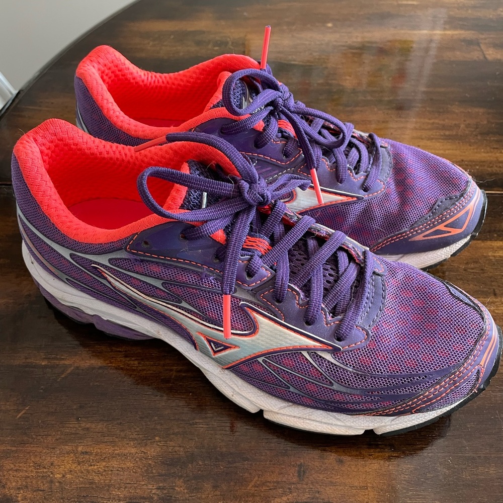 MARKDOWN: Mizuno women’s running shoes, size 7